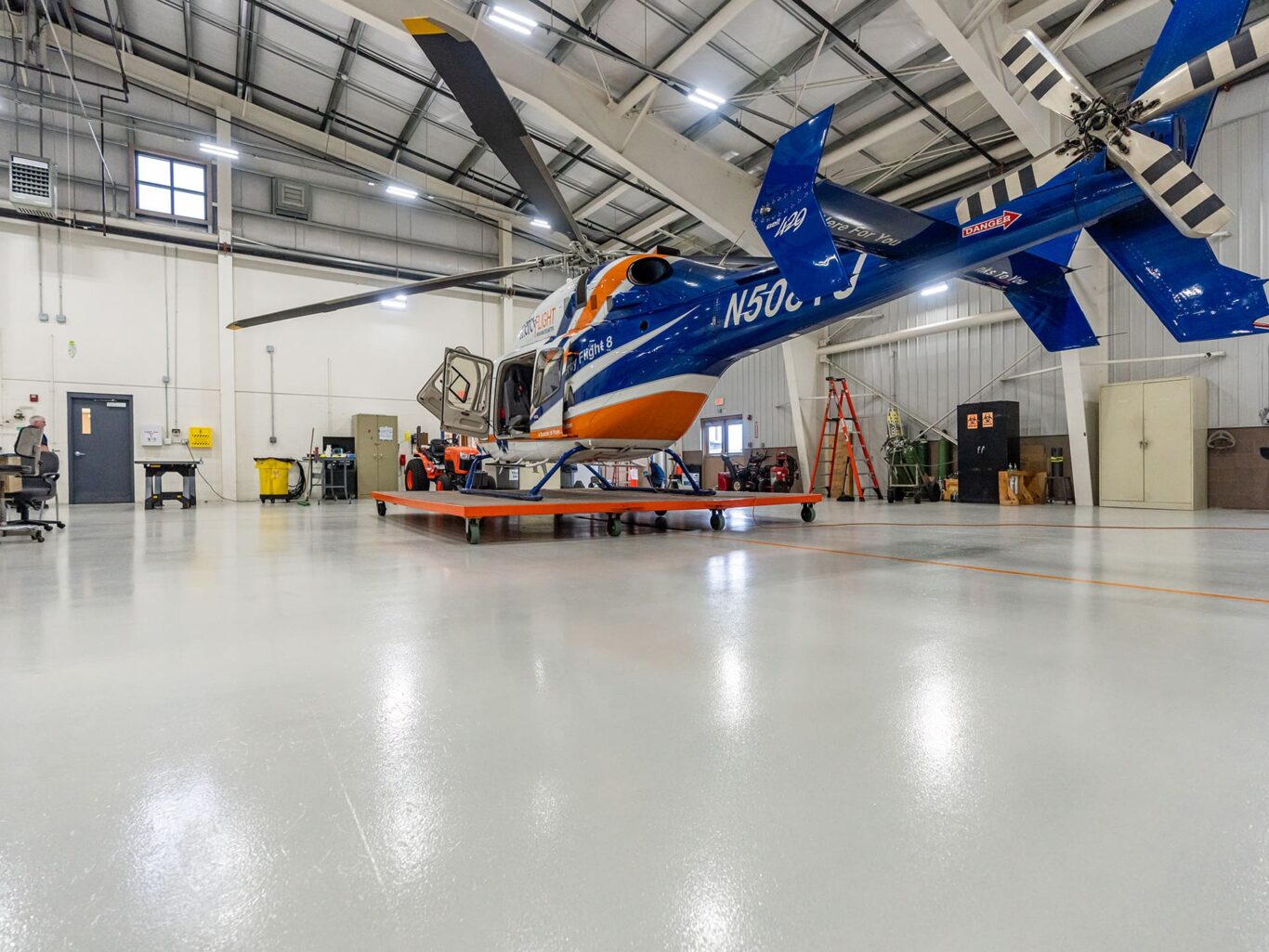 gecko industrial hangar epoxy floor coating 20211020 Penntek Helicopter Hangar 003