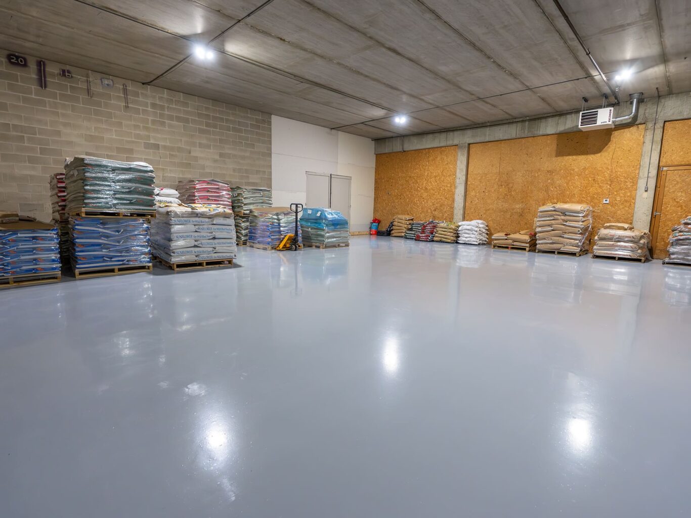 gecko-industrial-warehouse-epoxy-floor-coating-20240405_Penntek_Feed Warehouse-006